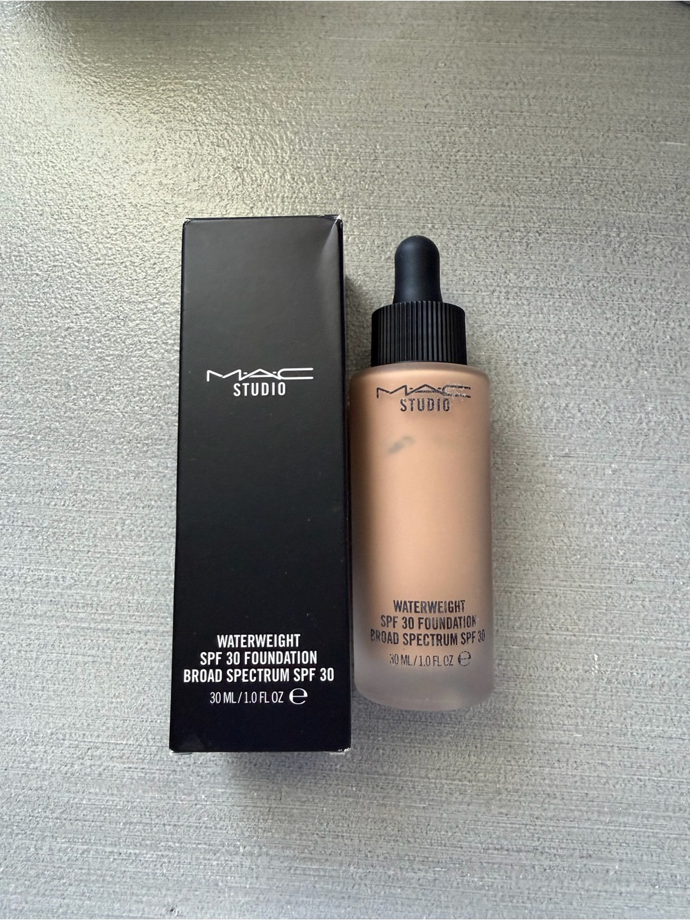 MAC Studio Waterweight Foundation - Beige